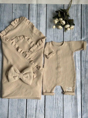 Купить оптом 335-К. Комплект из детского комбинезона,  р 56 и конверта муслин, хлопок 100% 90/90 см, кофейный в Абакане