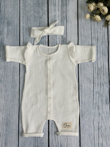 Купить оптом 336-МО. Комбинезон с повязкой для девочки из муслина, хлопок 100%, размеры 56,62,68, молочный в Абакане