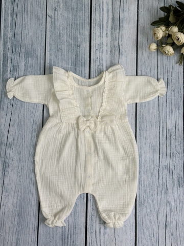 Купить оптом 337-МО. Комбинезон с бантом для девочки из муслина, хлопок 100%, размеры 56,62,68, молочный в Абакане
